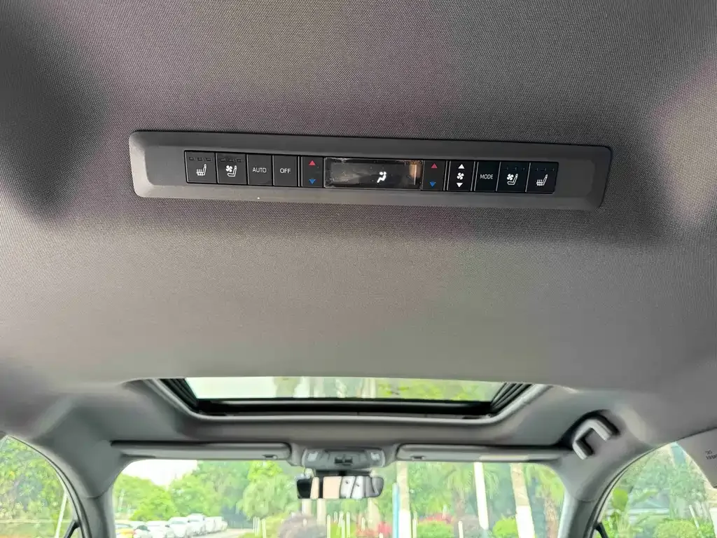 Toyota Sienna — фото 10