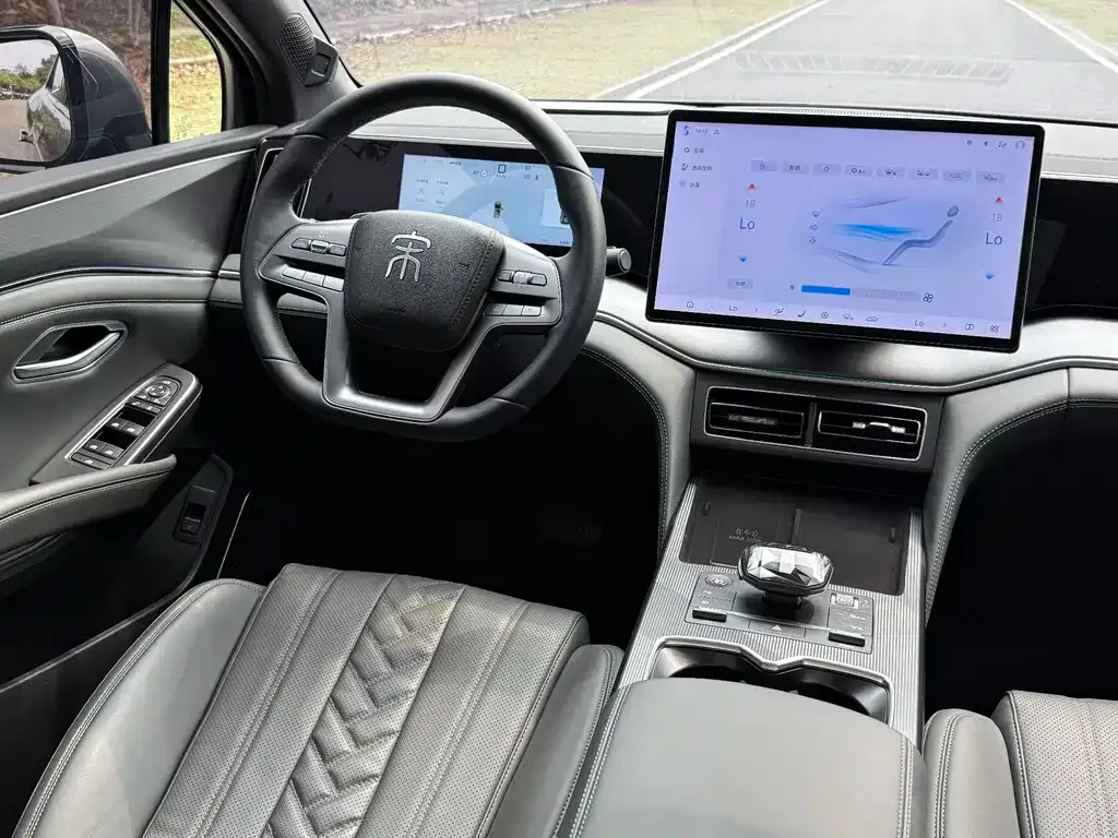 BYD L DM-i — фото 9