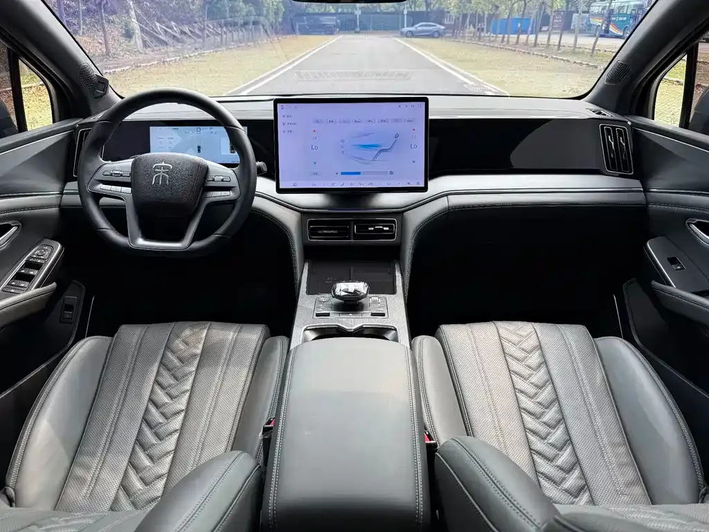 BYD L DM-i — фото 3