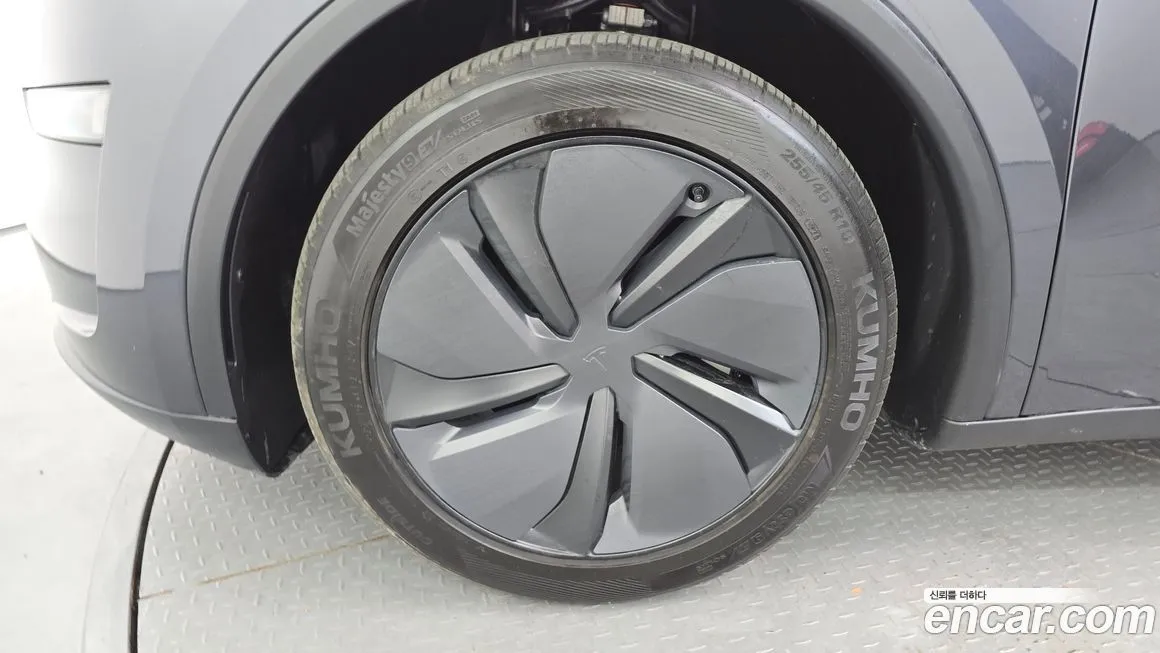 Tesla Model Y — фото 10