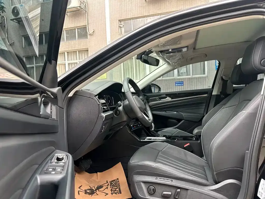 Volkswagen Passat 2023 из CN, фото 2
