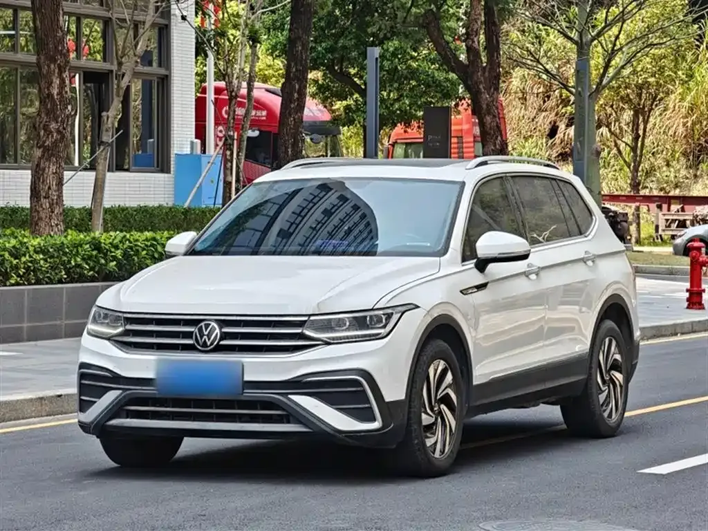 Volkswagen Tiguan L — фото 1