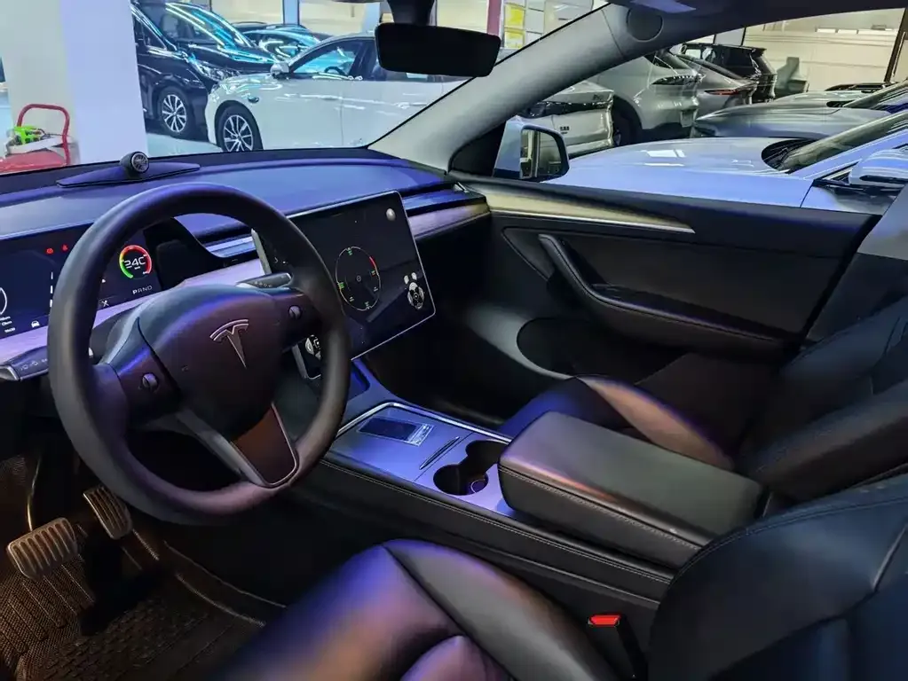 Tesla Model Y — фото 10