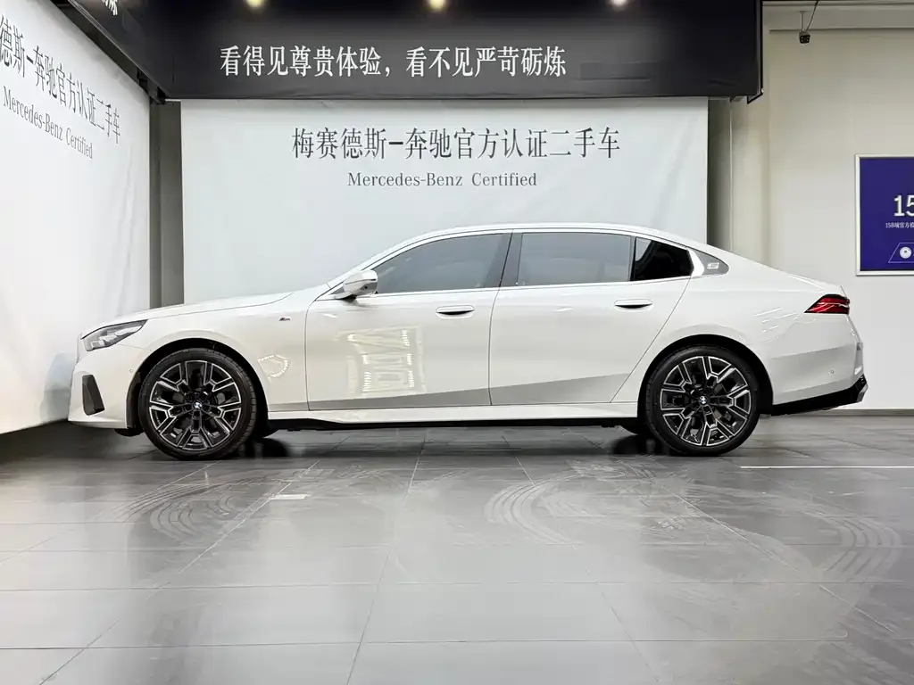 BMW 5 Series 2024 из CN, фото 9