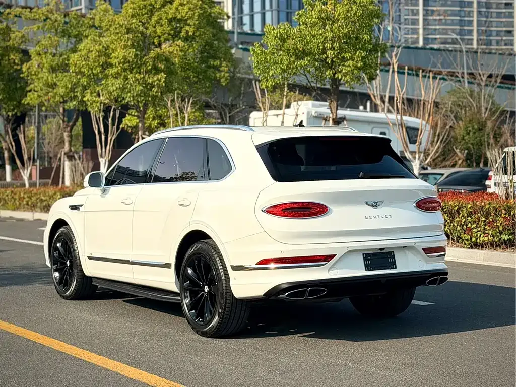 Bentley Bentayga 2023 из CN, фото 10