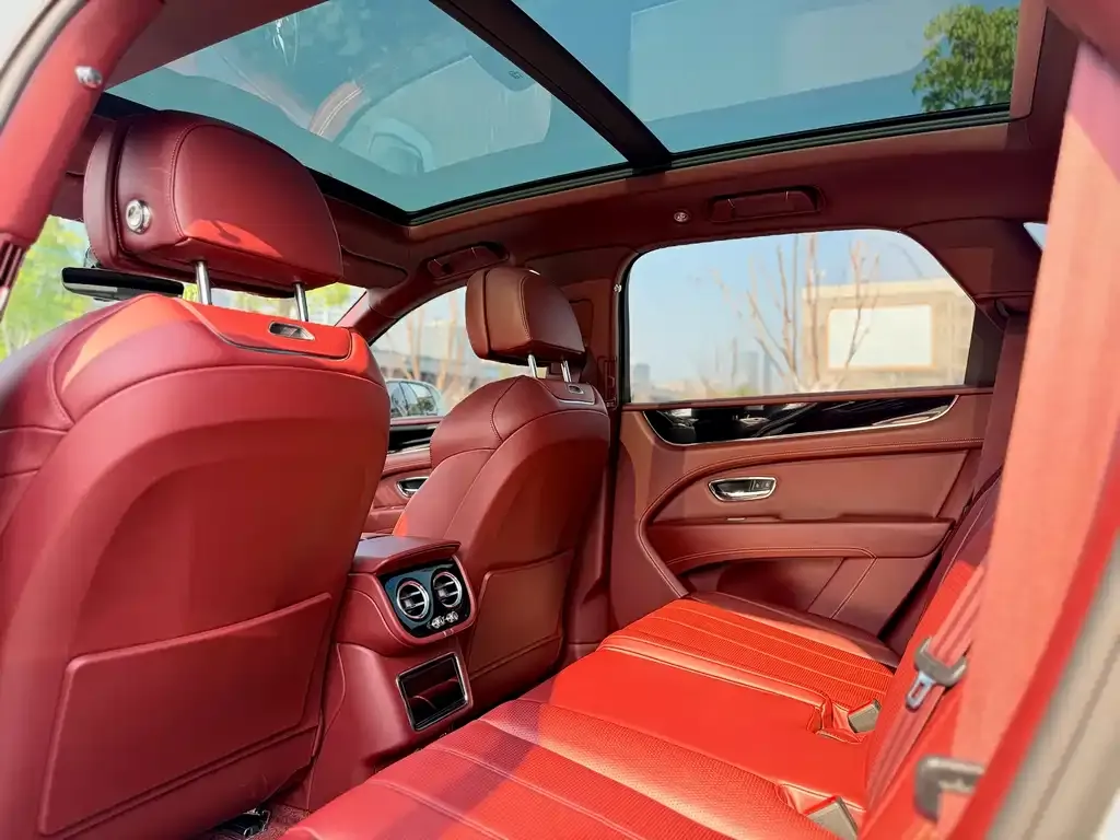 Bentley Bentayga 2023 из CN, фото 2