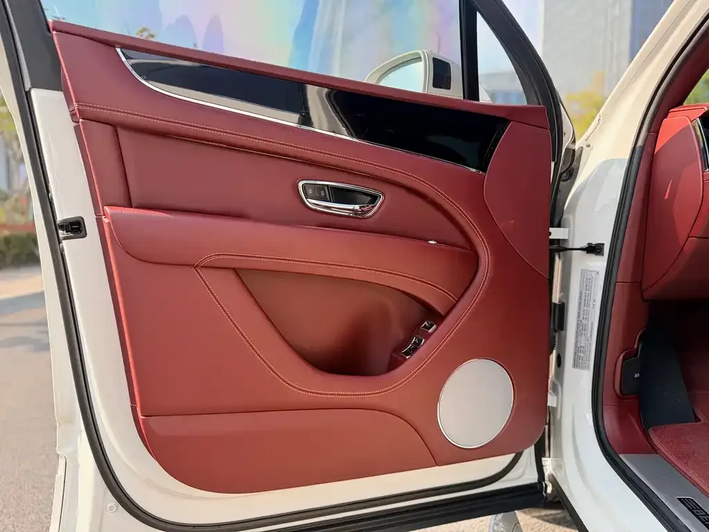 Bentley Bentayga 2023 из CN, фото 4