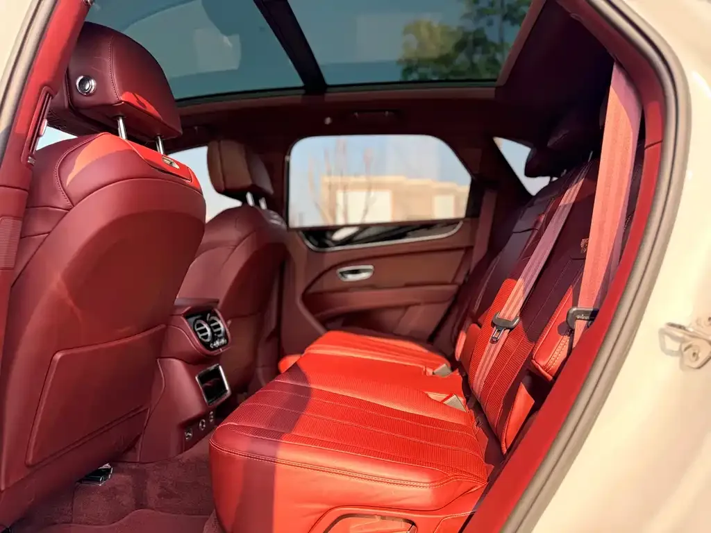 Bentley Bentayga 2023 из CN, фото 3