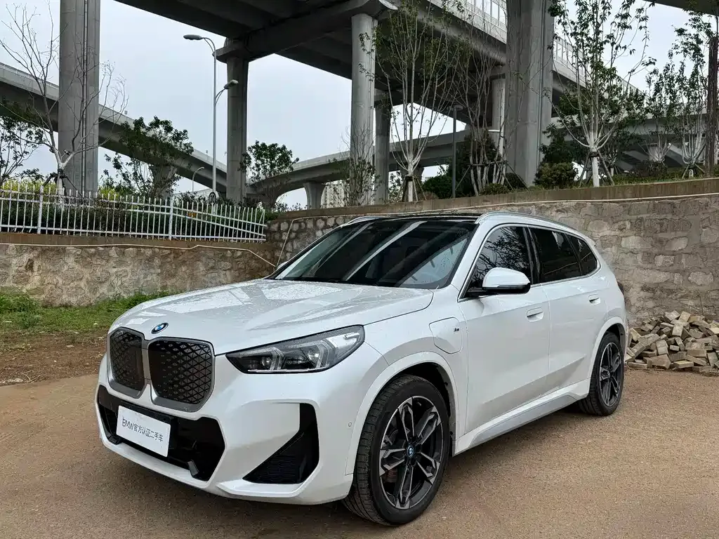BMW iX1