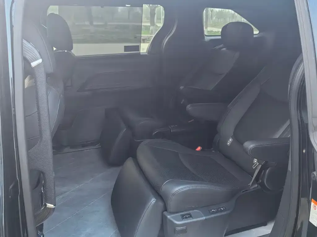Toyota Granvia — фото 4