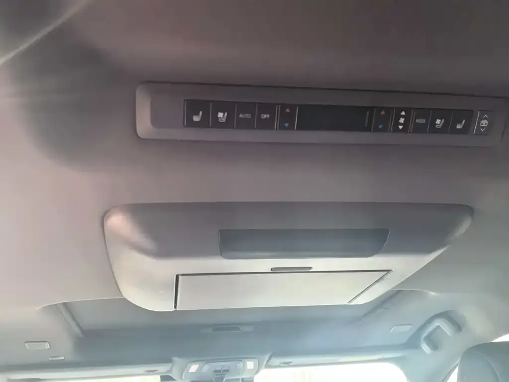 Toyota Granvia — фото 3