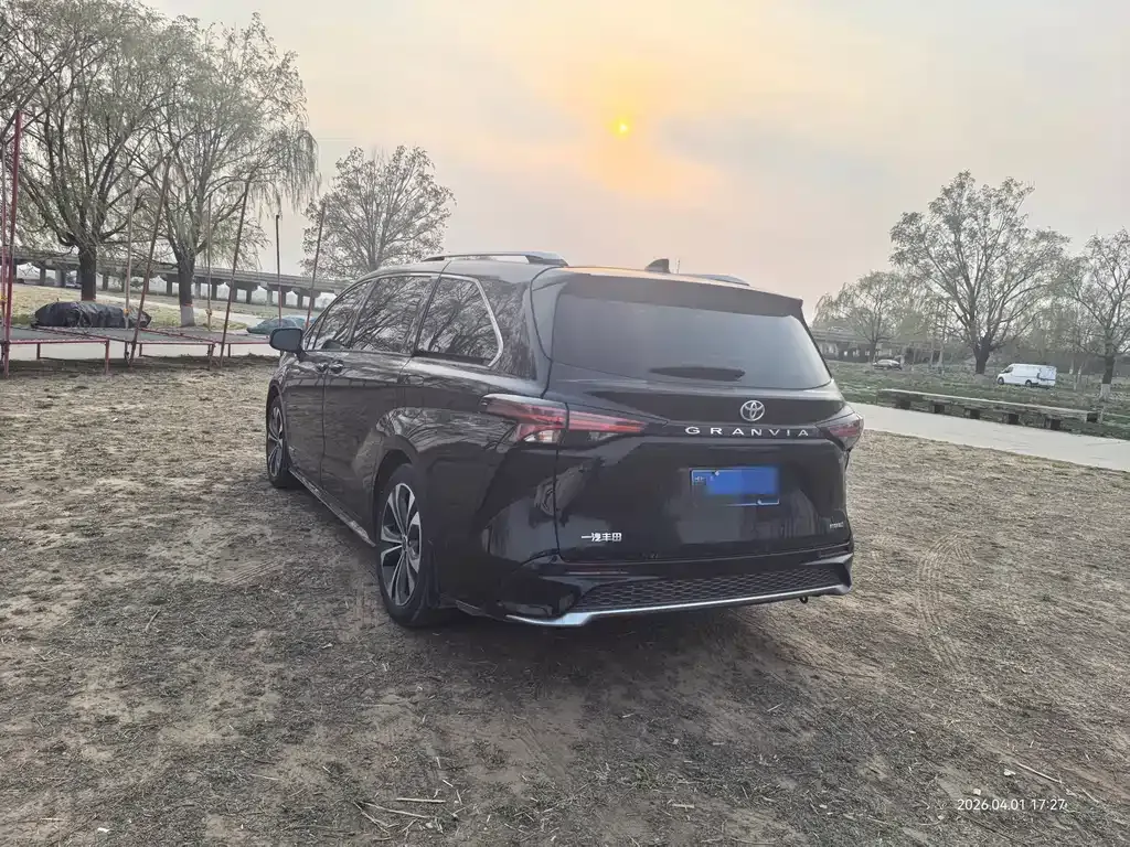 Toyota Granvia — фото 9
