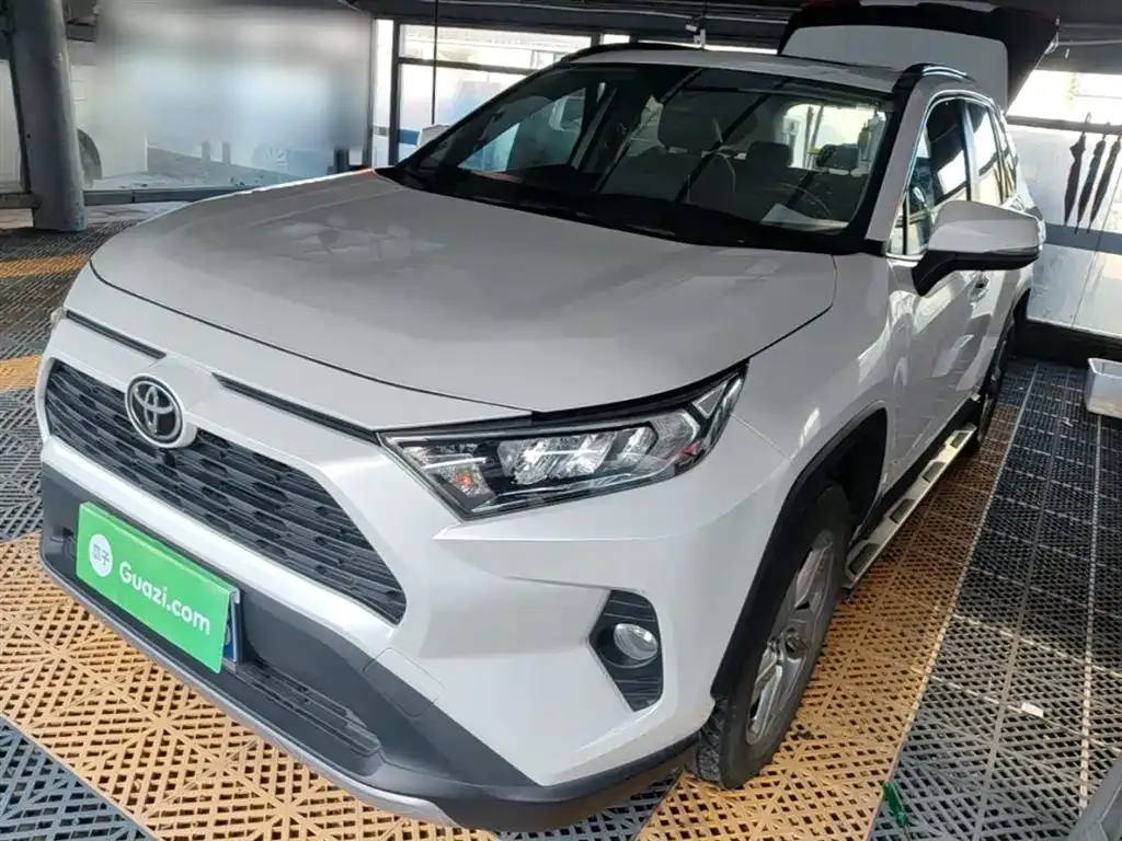 Toyota RAV4 — фото 1