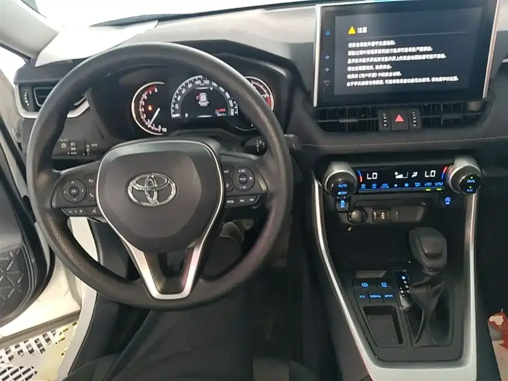 Toyota RAV4 — фото 7
