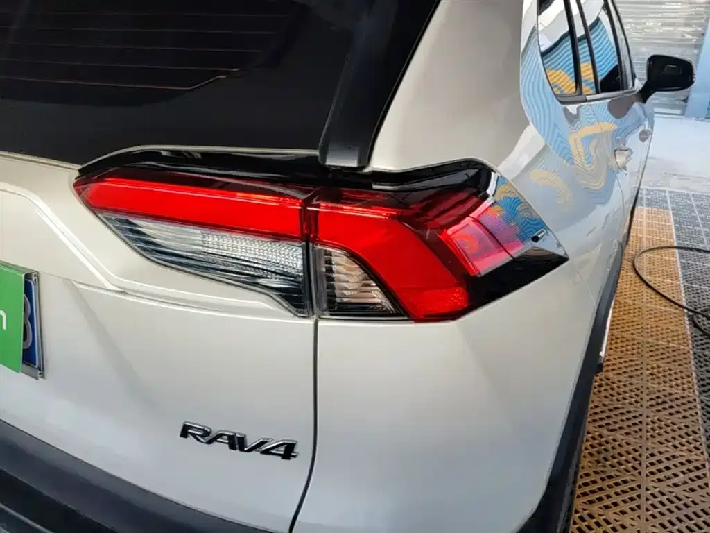 Toyota RAV4 — фото 9