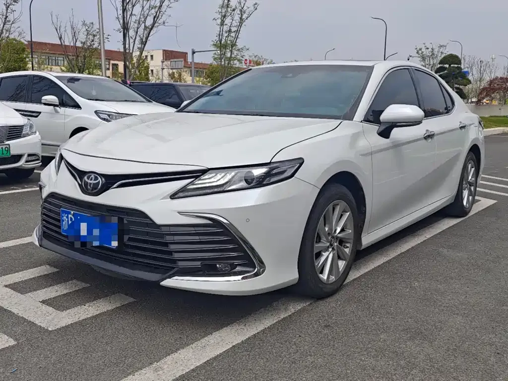 Toyota Camry — фото 1
