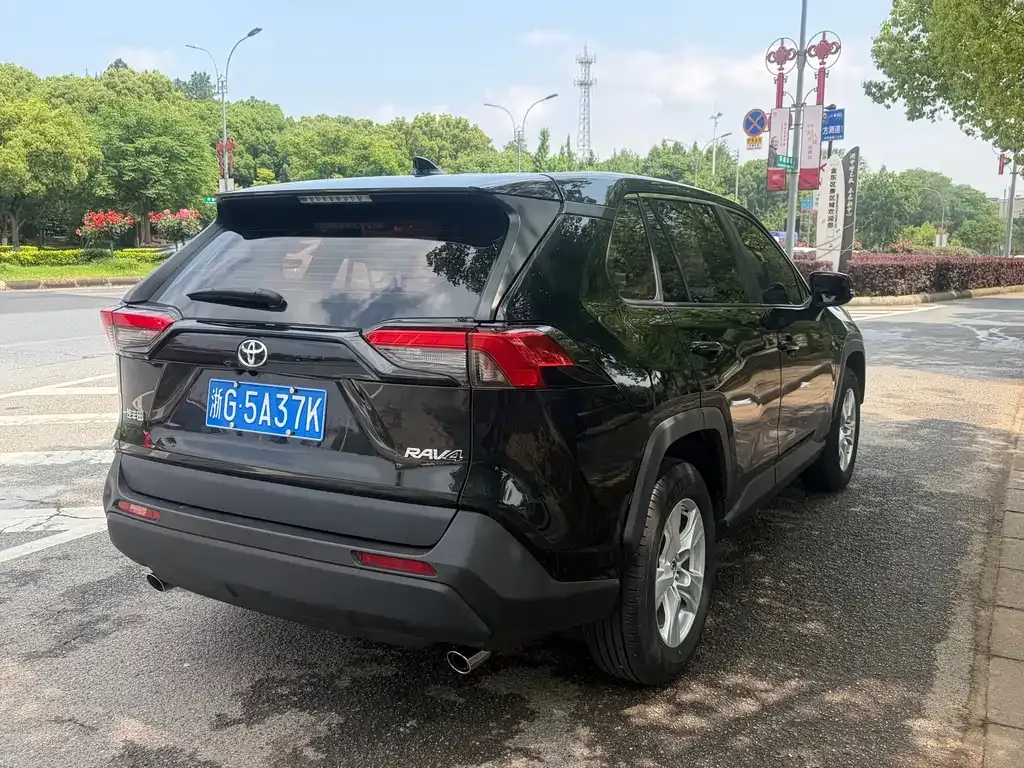 Toyota RAV4 2023 из CN, фото 6