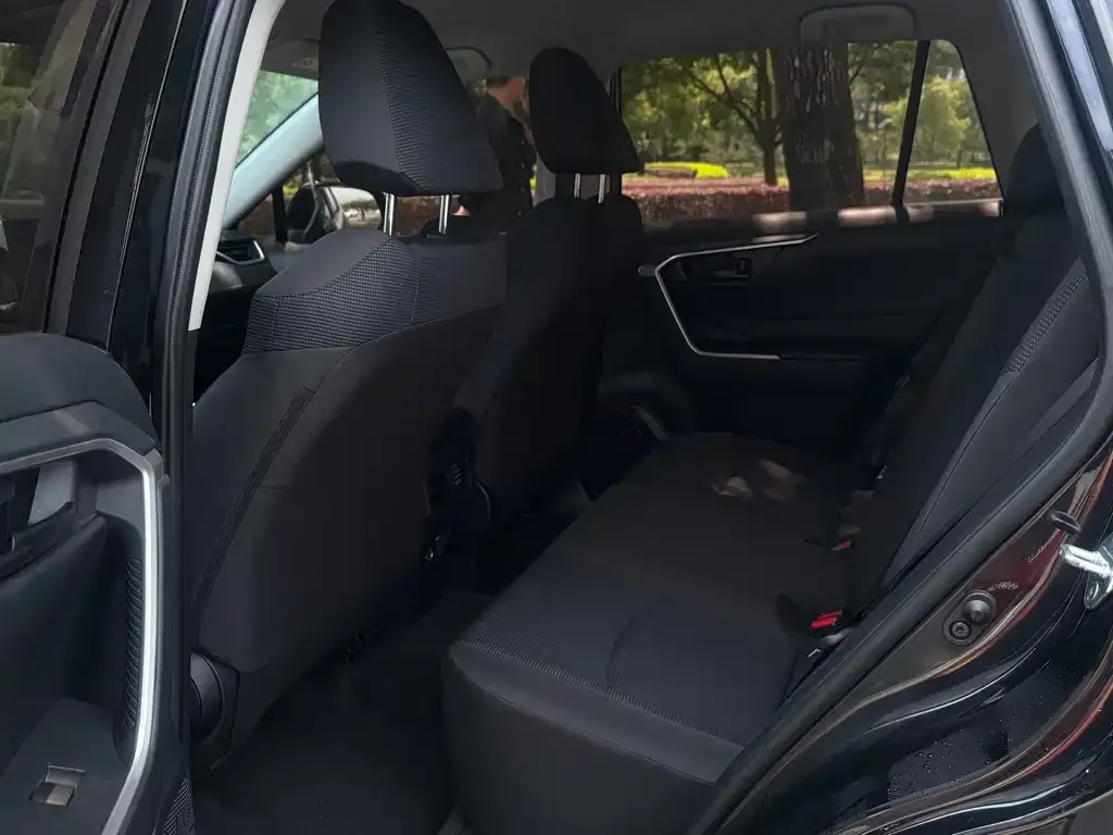 Toyota RAV4 2023 из CN, фото 2
