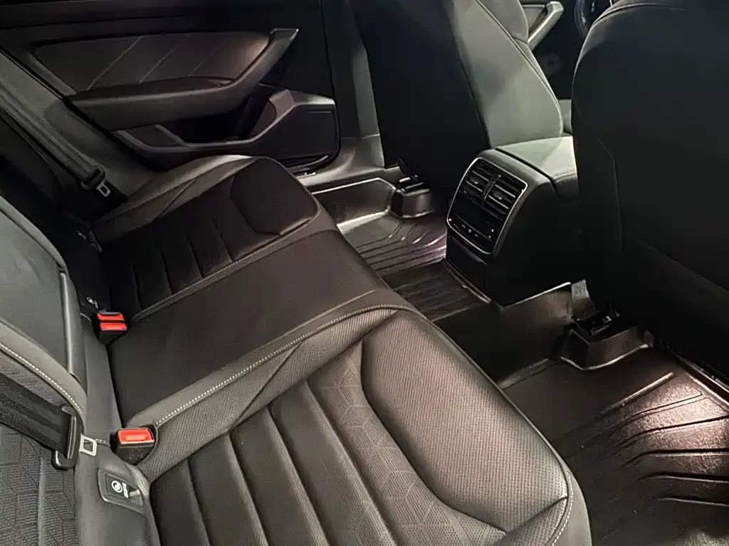 Volkswagen CC 2023 из CN, фото 2