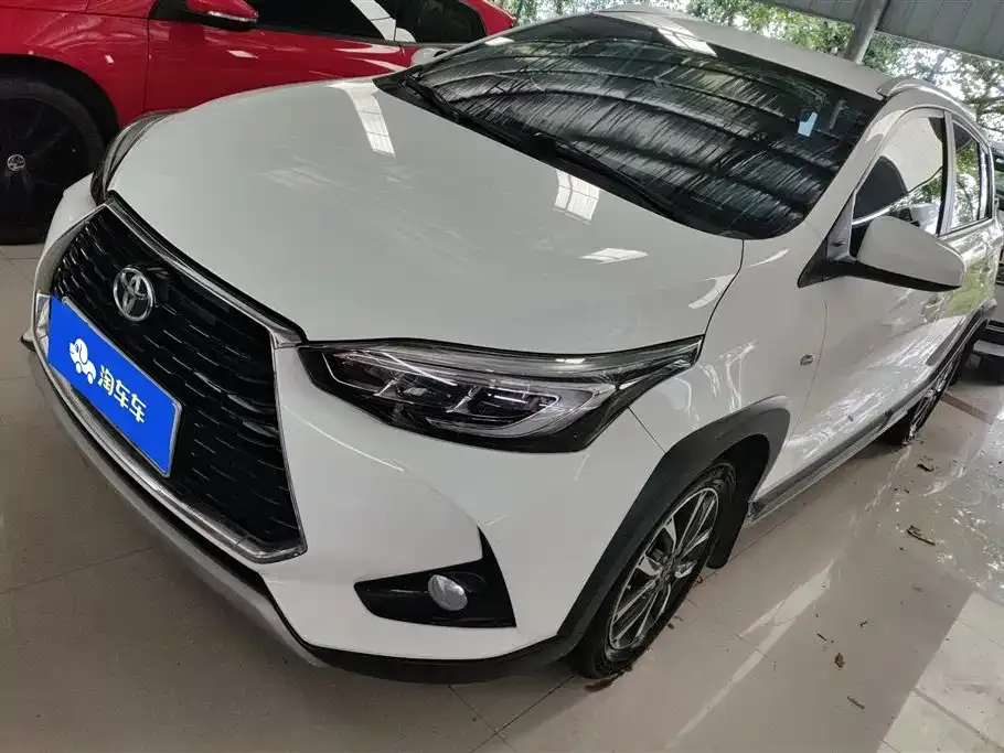 Toyota Yaris L — фото 1