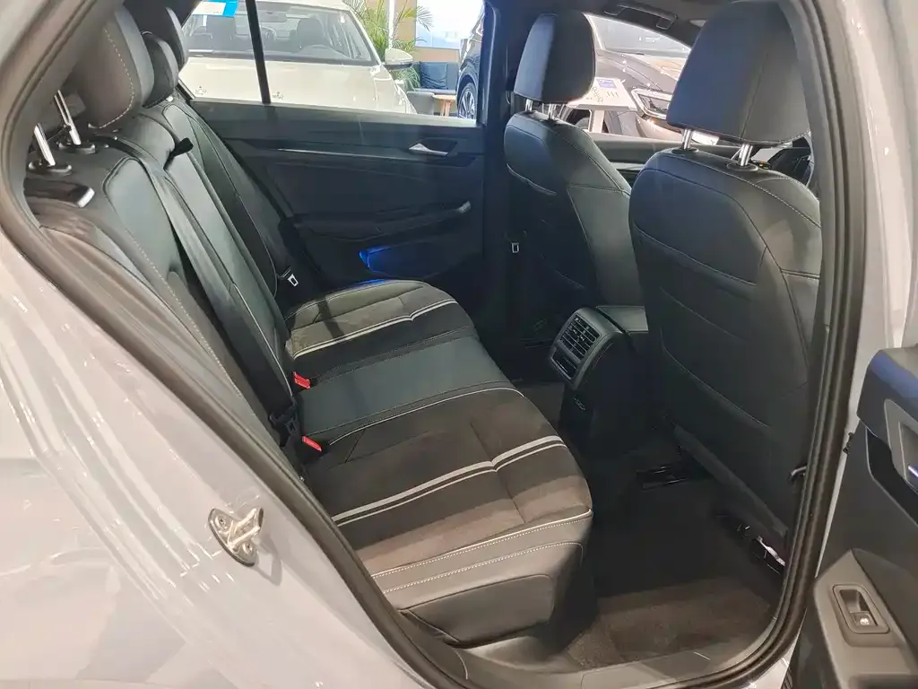 Volkswagen Golf 2023 из CN, фото 7
