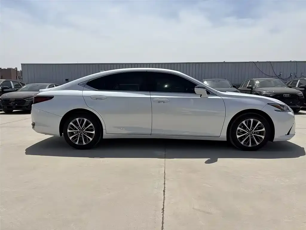Lexus ES 2023 из CN, фото 2