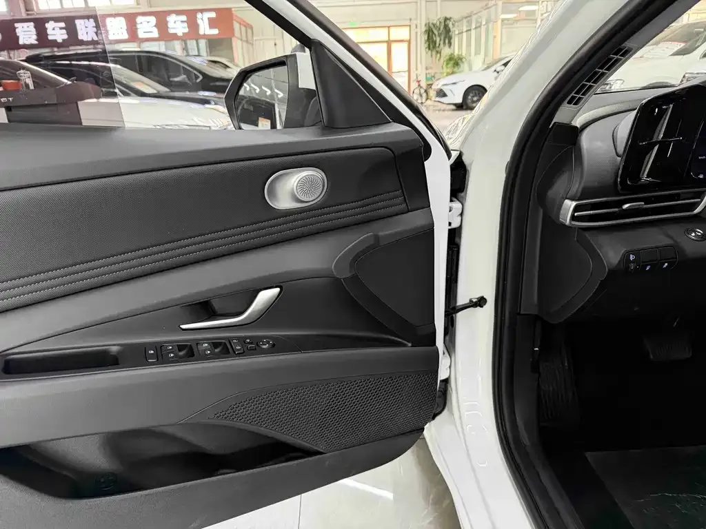 Hyundai Elantra 2023 из CN, фото 4