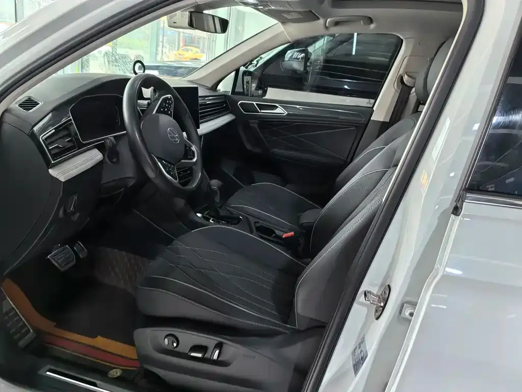 Volkswagen Tiguan L — фото 10