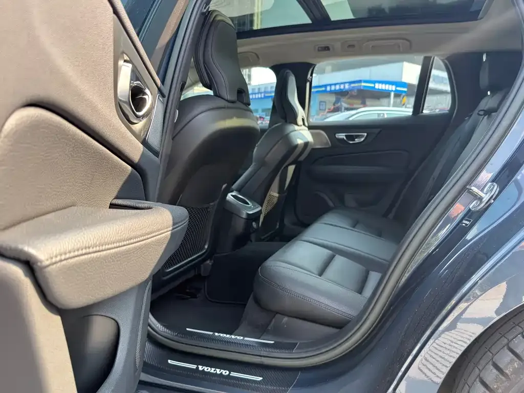Volvo V60 2022 из CN, фото 6