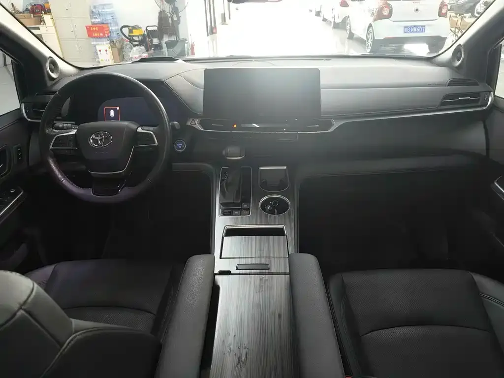 Toyota Sienna — фото 2