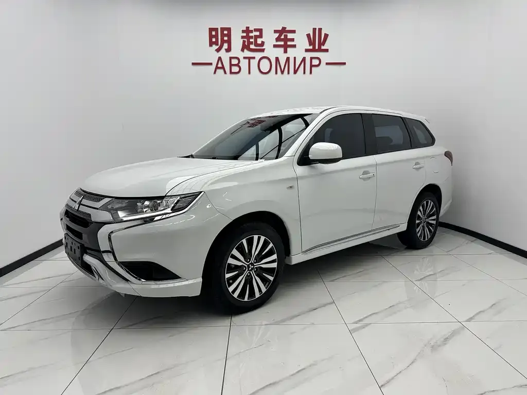 Mitsubishi Outlander — фото 1