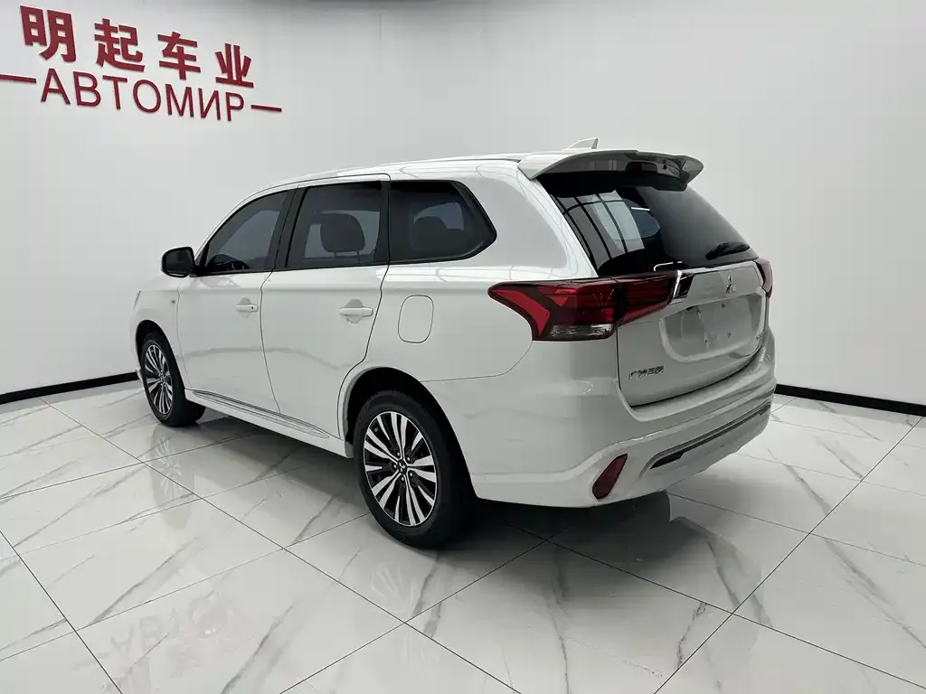 Mitsubishi Outlander — фото 4