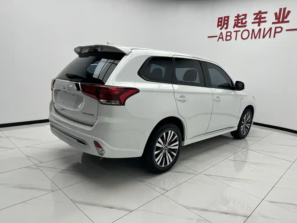 Mitsubishi Outlander — фото 5