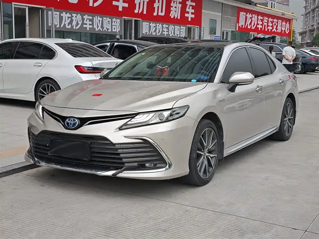 Toyota Camry — фото 1