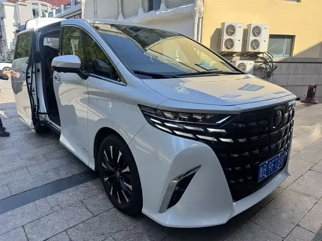 Toyota Alphard — фото 1