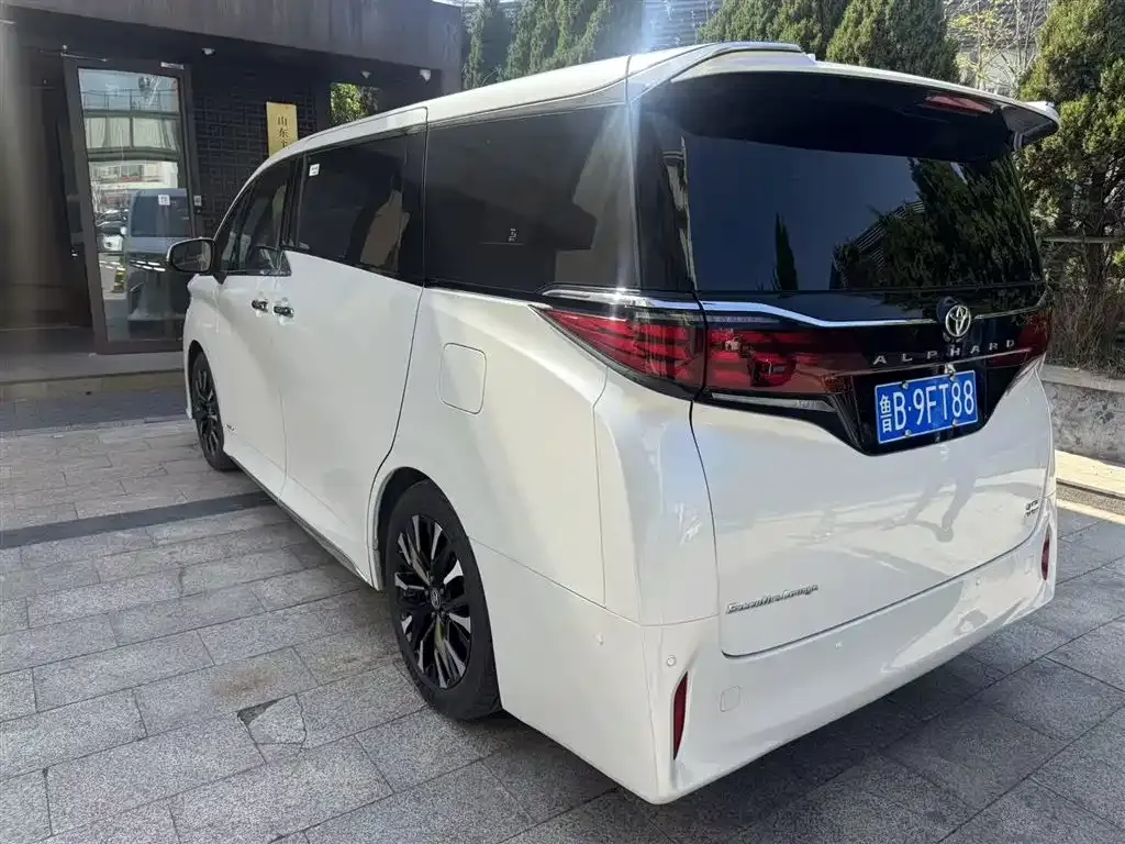 Toyota Alphard — фото 2