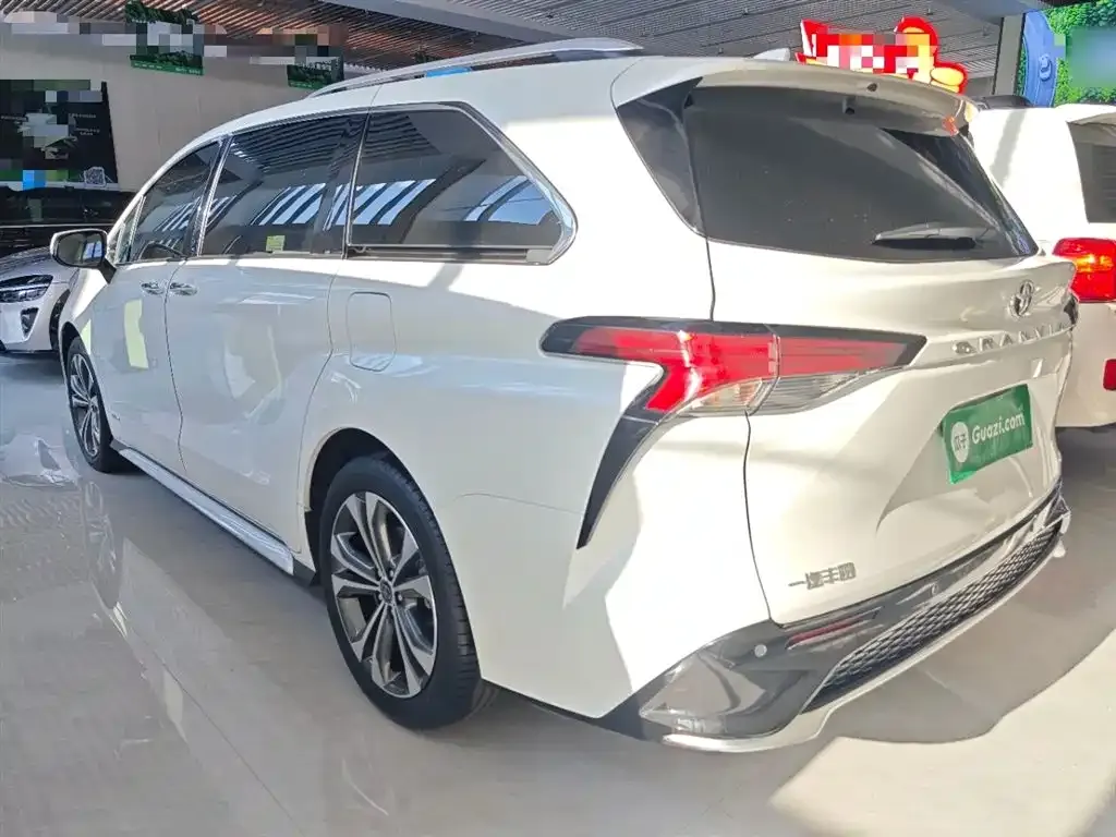 Toyota Granvia — фото 2