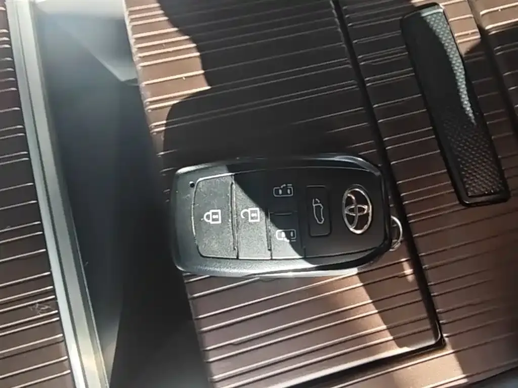 Toyota Granvia — фото 9