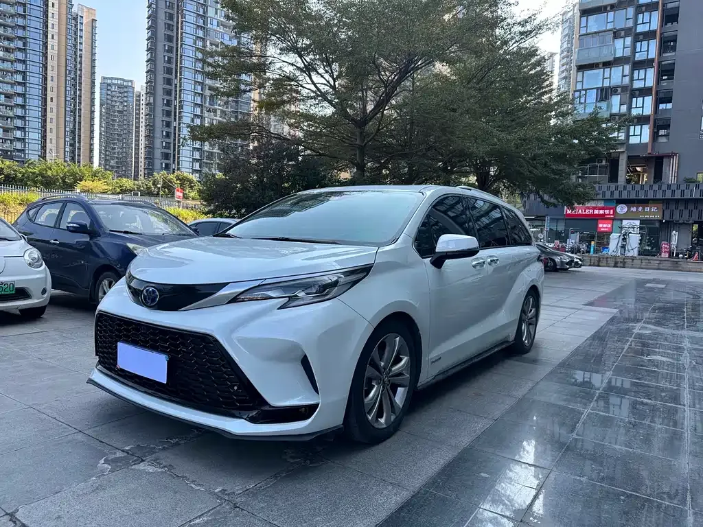 Toyota Sienna — фото 1