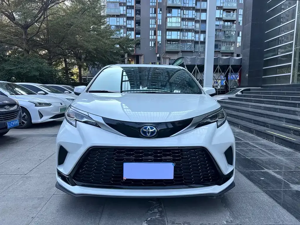 Toyota Sienna — фото 8