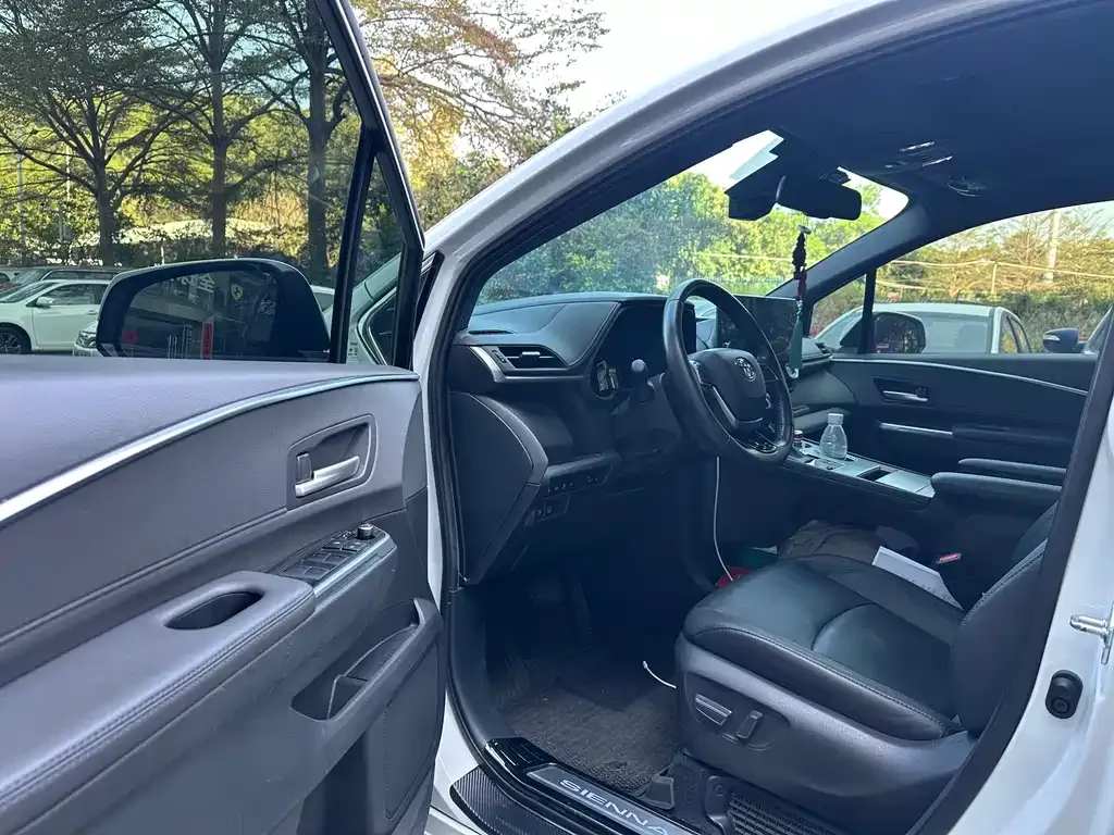Toyota Sienna — фото 9