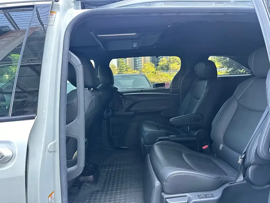 Toyota Sienna — фото 2