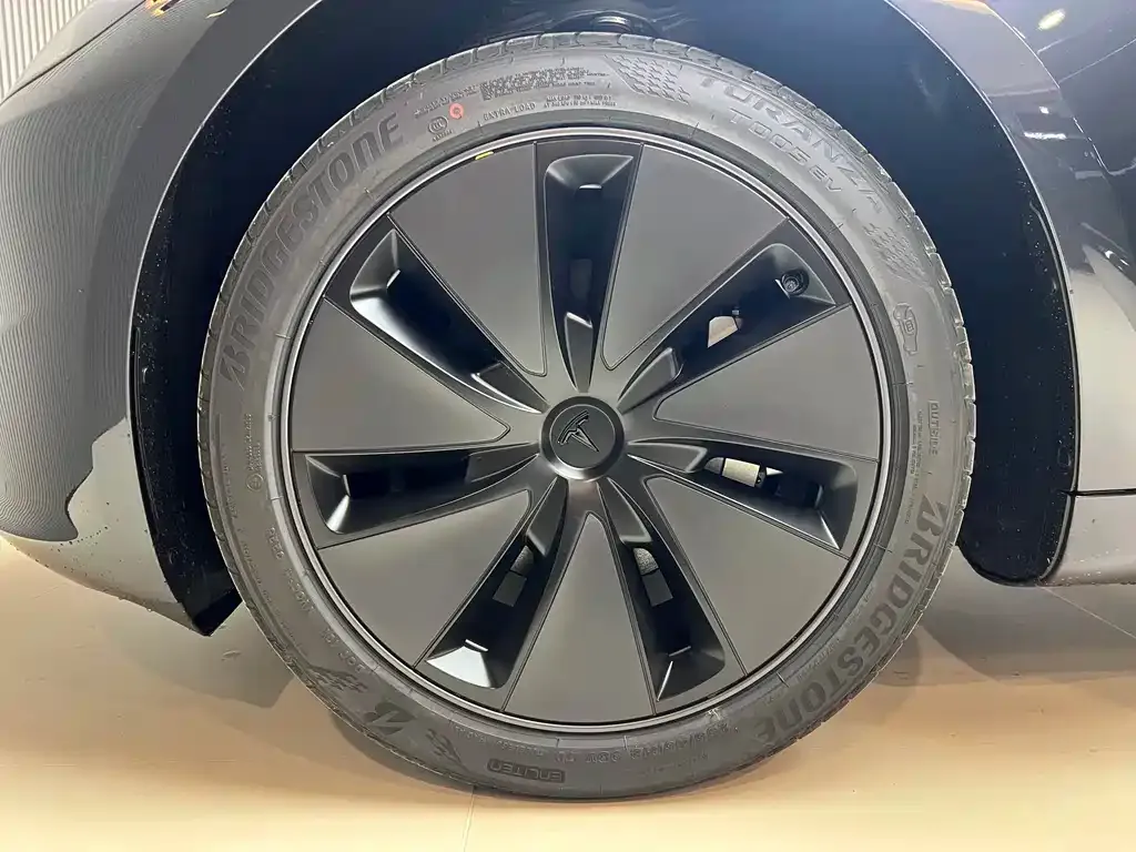 Tesla Model 3 — фото 4