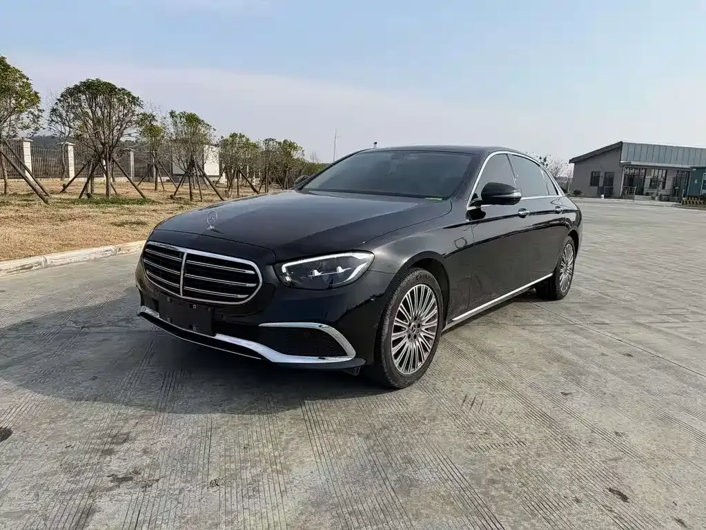 Mercedes-Benz E-Class — фото 1