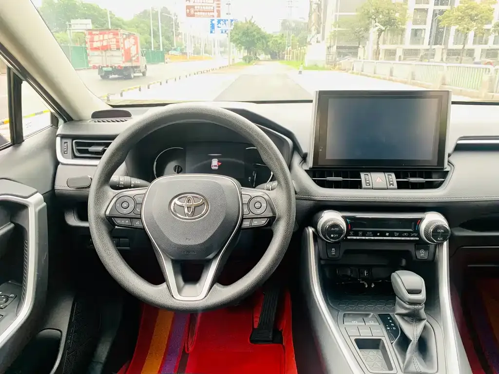 Toyota RAV4 — фото 7