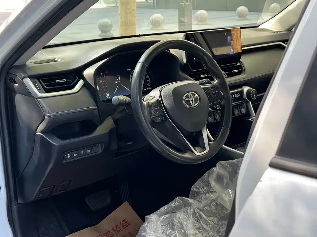 Toyota RAV4 2023 из CN, фото 2