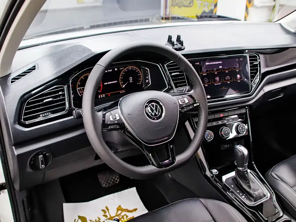 Volkswagen T-Roc — фото 2