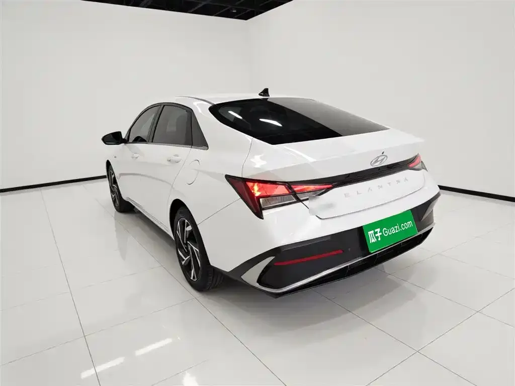 Hyundai Elantra — фото 3