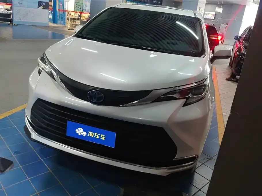 Toyota Sienna — фото 1