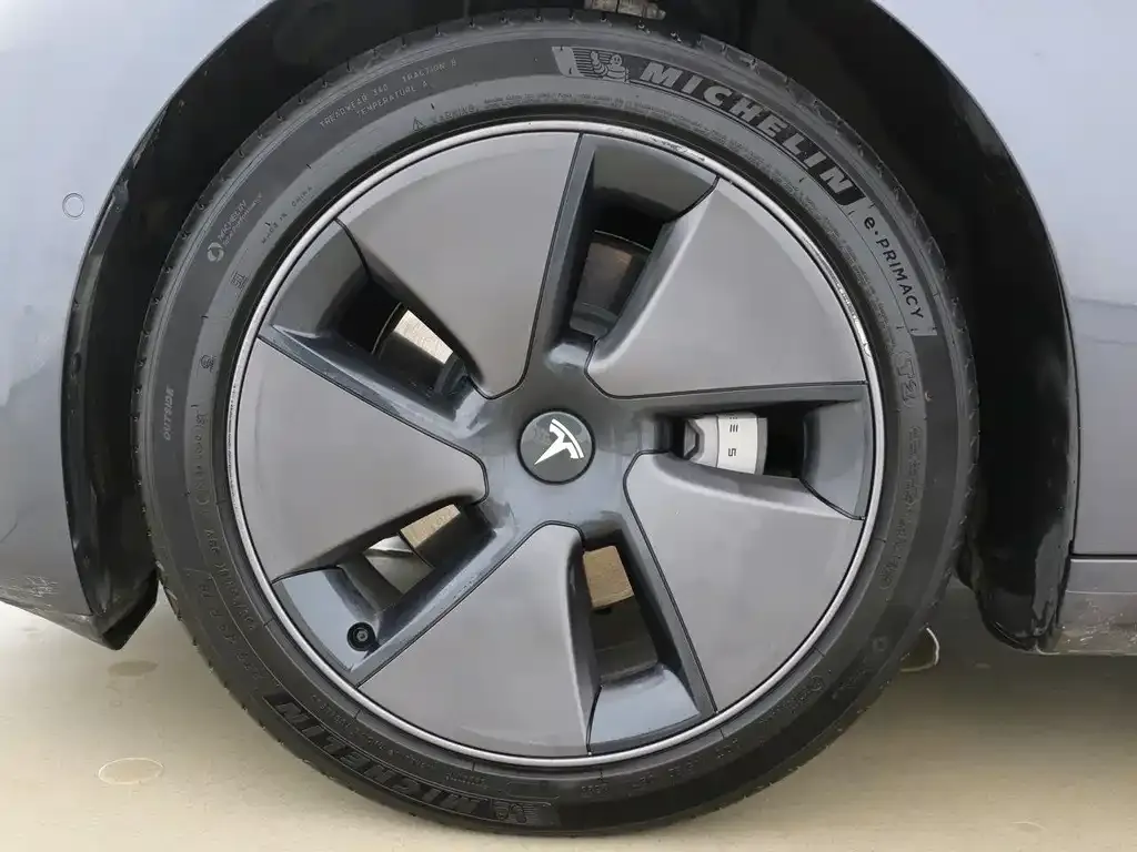 Tesla Model 3 — фото 3